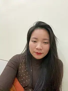 Bee Yellow00 online show from 02/13/26, 04:52