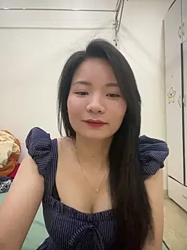 Bee Yellow00 online show from 04/13/26, 04:51