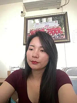 Bee Yellow00 online show from 04/17/26, 07:44