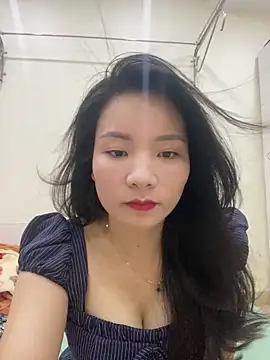 Bee Yellow00 online show from 05/19/26, 04:41