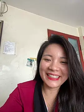 Snapshot of Bee_Yellow00 chatting on 06/16/26, 01:52 Bee Yellow00 online show from 06/16/26, 01:52