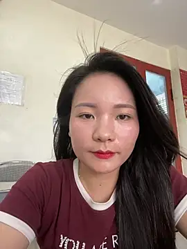 Snapshot of Bee_Yellow00 chatting on 06/20/26, 04:26 Bee Yellow00 online show from 06/20/26, 04:26