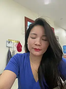 Snapshot of Bee_Yellow00 chatting on 06/27/26, 04:28 Bee Yellow00 online show from 06/27/26, 04:28