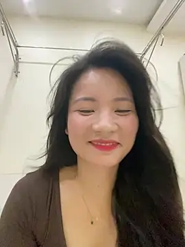 Snapshot of Bee_Yellow00 chatting on 07/17/26, 05:14 Bee Yellow00 online show from 07/17/26, 05:14