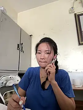 Snapshot of Bee_Yellow00 chatting on 07/18/26, 02:38 Bee Yellow00 online show from 07/18/26, 02:38