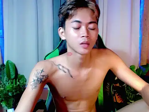 Snapshot of AsianCuteGuy21 chatting on 11/13/25, 08:30 AsianCuteGuy21 online show from 11/13/25, 08:30