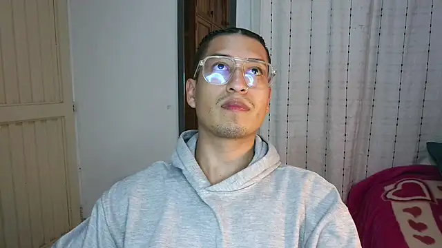 estebaaan    online show from 10/28/25, 04:27