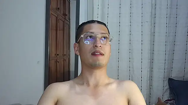 estebaaan    online show from 10/29/25, 04:04