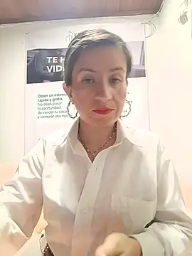 Snapshot of Valentina--1 chatting on 05/27/26, 10:01 Valentina--1 online show from 05/27/26, 10:01
