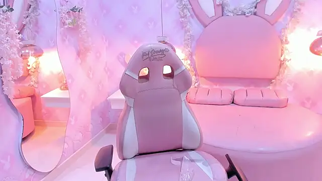 SofhiCute online show from 12/18/25, 11:49