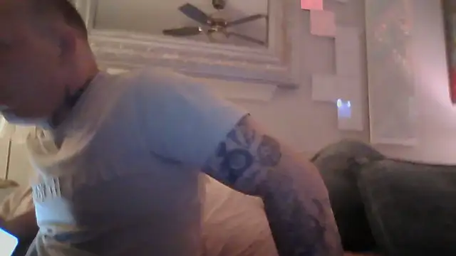 Snapshot of MikeHawke1995 chatting on 10/25/25, 10:01 MikeHawke1995 online show from 10/25/25, 10:01