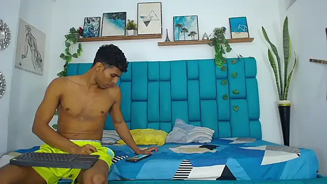 Hot Boys Latinos X online show from 11/17/25, 10:04