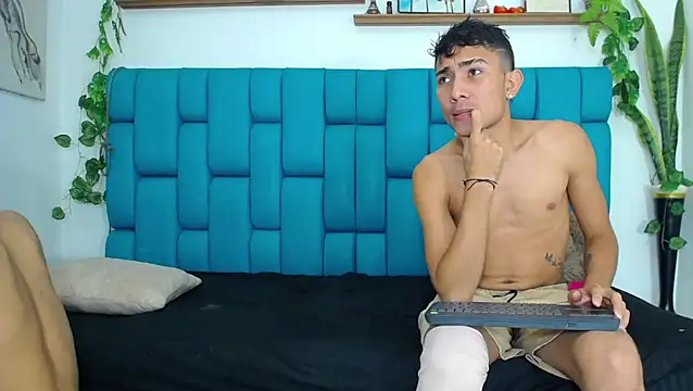 Hot Boys Latinos X online show from 01/05/26, 10:02