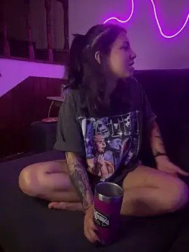 Snapshot of Hannahinfame chatting on 11/11/25, 05:29 Hannahinfame online show from 11/11/25, 05:29