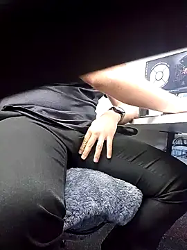 ozone1992 online show from 04/12/26, 08:41