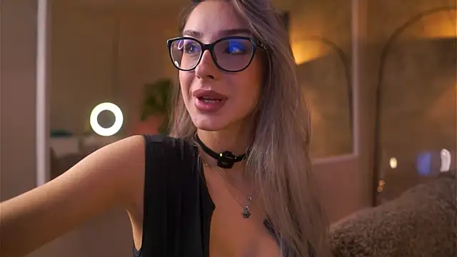 MaddieBryggs online show from 04/17/26, 06:33