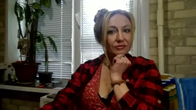 Snapshot of LilaniLoverx chatting on 11/04/25, 11:42 LilaniLoverx online show from 11/04/25, 11:42