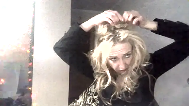 Snapshot of LilaniLoverx chatting on 11/17/25, 01:28 LilaniLoverx online show from 11/17/25, 01:28