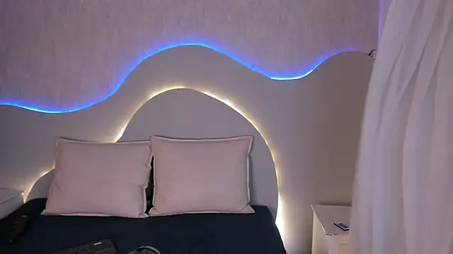 EmiliClarke online show from 01/06/26, 07:28