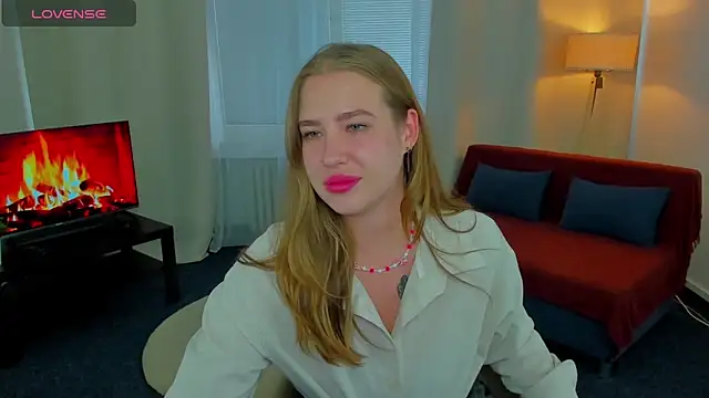 Snapshot of ElaraBloom chatting on 10/31/25, 01:45 ElaraBloom online show from 10/31/25, 01:45