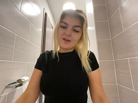 rosie-hipstergal online show from 01/18/26, 02:43