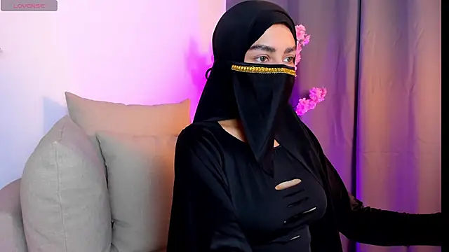 shaima   online show from 12/15/25, 08:46