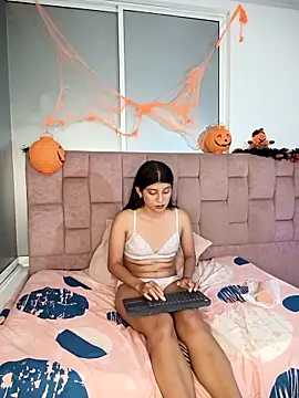 YeseniaRodriguez3 online show from 10/25/25, 09:42