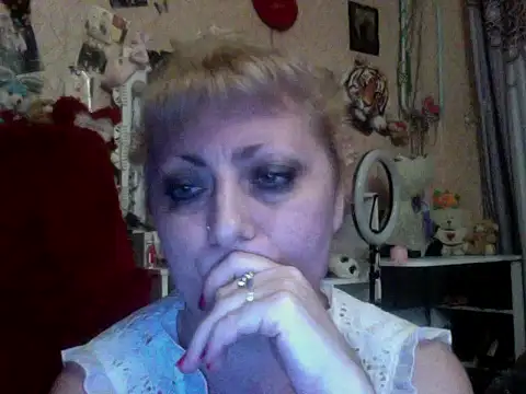 Snapshot of xHot_Amazonq chatting on 10/26/25, 05:13 xHot Amazonq online show from 10/26/25, 05:13