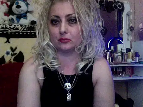 xHot Amazonq online show from 11/18/25, 05:17