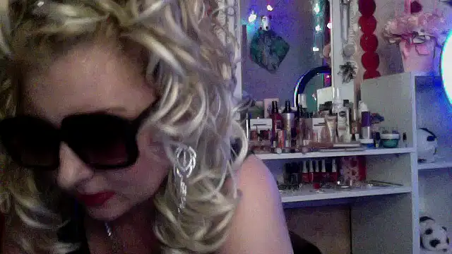 xHot Amazonq online show from 12/03/25, 09:13