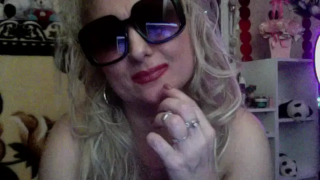 xHot Amazonq online show from 12/16/25, 10:48