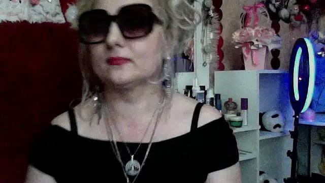 xHot Amazonq online show from 04/01/26, 08:50