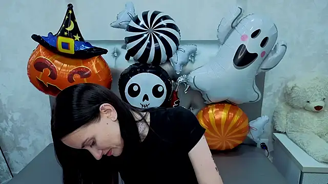 Snapshot of Michellee_Adamss chatting on 10/27/25, 06:45 Michellee Adamss online show from 10/27/25, 06:45