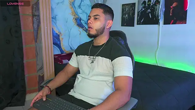 Tiler wolker online show from 11/12/25, 10:30