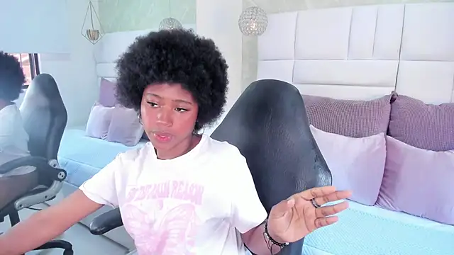 violeta ruizz online show from 11/18/25, 05:39