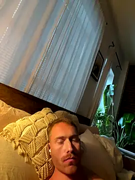 Snapshot of looker94 chatting on 10/25/25, 08:58 looker94 online show from 10/25/25, 08:58