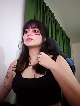 Snapshot of Annagoth_ chatting on 11/14/25, 05:06 Annagoth online show from 11/14/25, 05:06