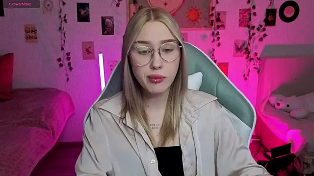 Snapshot of _kitEkat__ chatting on 10/28/25, 01:14  kitEkat   online show from 10/28/25, 01:14