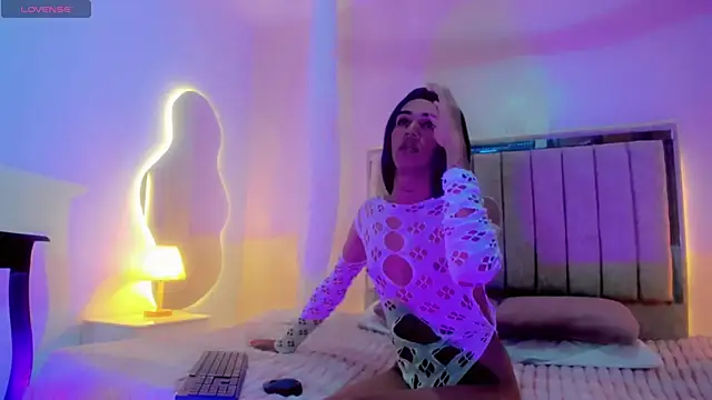 Snapshot of daniela_acosta chatting on 10/27/25, 11:03 daniela acosta online show from 10/27/25, 11:03