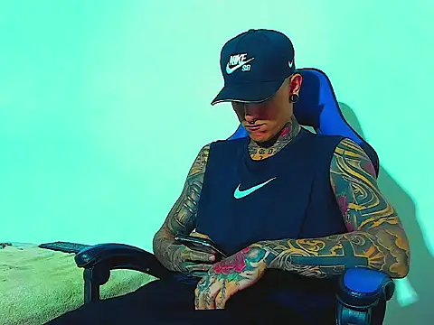 Snapshot of sexy_men_tatoo chatting on 11/03/25, 10:05 sexy men tatoo online show from 11/03/25, 10:05