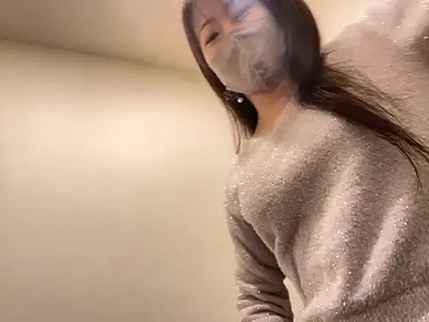 Snapshot of hitomi_desu chatting on 11/24/25, 02:17 hitomi desu online show from 11/24/25, 02:17