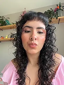 Snapshot of SugarTroubl33 chatting on 02/17/26, 01:40 SugarTroubl33 online show from 02/17/26, 01:40