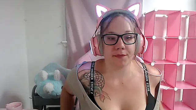 Snapshot of VixxyKitt3n chatting on 10/27/25, 05:22 VixxyKitt3n online show from 10/27/25, 05:22