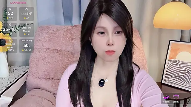 Snapshot of LuckyNana_ chatting on 11/01/25, 01:02 LuckyNana online show from 11/01/25, 01:02