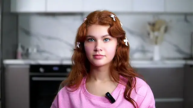 Snapshot of YettaCalabria chatting on 11/18/25, 12:42 YettaCalabria online show from 11/18/25, 12:42