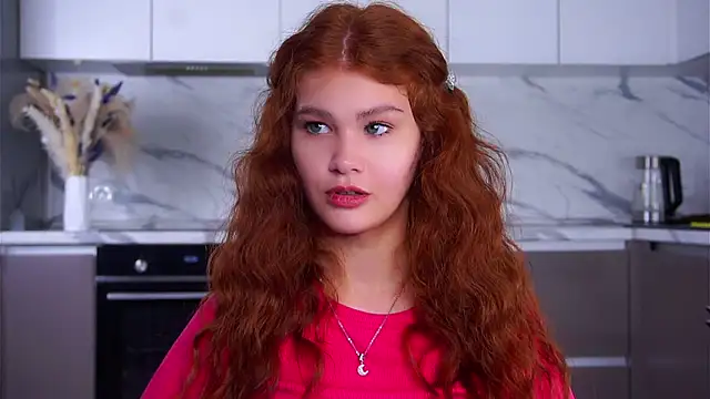 Snapshot of YettaCalabria chatting on 12/15/25, 11:36 YettaCalabria online show from 12/15/25, 11:36