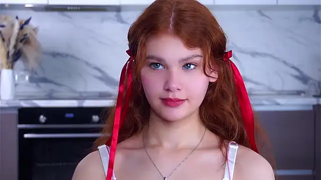 Snapshot of YettaCalabria chatting on 12/16/25, 12:10 YettaCalabria online show from 12/16/25, 12:10