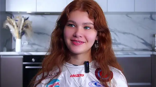 Snapshot of YettaCalabria chatting on 12/18/25, 11:27 YettaCalabria online show from 12/18/25, 11:27