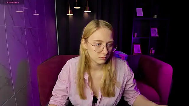 Liana Ln online show from 12/15/25, 01:26