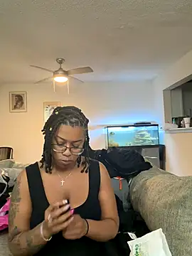 Snapshot of bbbdent chatting on 10/30/25, 07:36 bbbdent online show from 10/30/25, 07:36